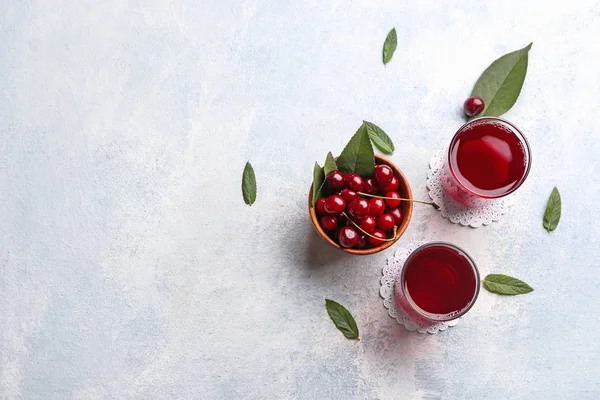 Composition with fresh cherry and juice on light background — Stock Photo, Image