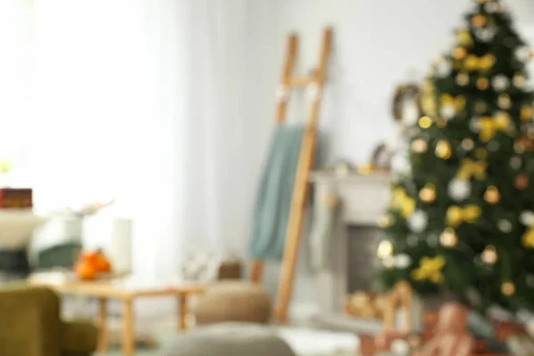 Vista borrosa de la hermosa sala de estar decorada para Navidad —  Fotos de Stock