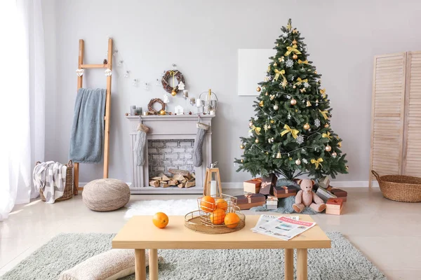 Wnętrze pięknego salonu urządzone na Boże Narodzenie — Zdjęcie stockowe