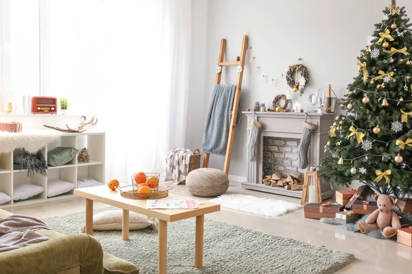 Interieur van mooie woonkamer ingericht voor Kerstmis — Stockfoto