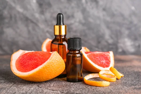 灰色の背景に柑橘類のエッセンシャルオイル — ストック写真