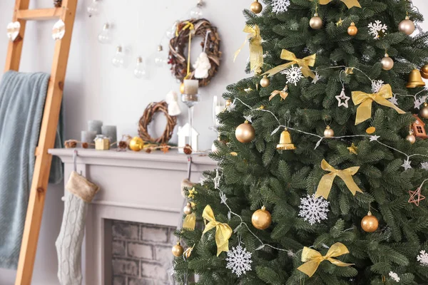 Bela árvore de Natal decorada no quarto — Fotografia de Stock