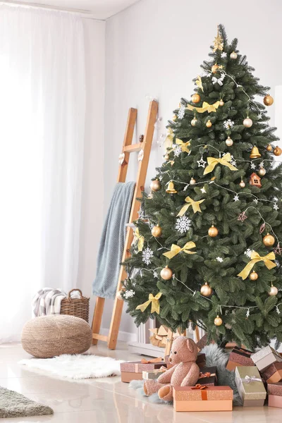 Interieur van mooie woonkamer met kerstboom — Stockfoto