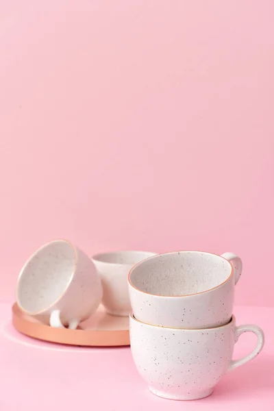 Tazas de cerámica sobre fondo de color — Foto de Stock