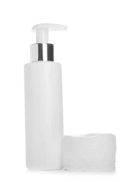 Üveg kozmetikai termék és párna a smink eltávolítására fehér alapon — Stock Fotó