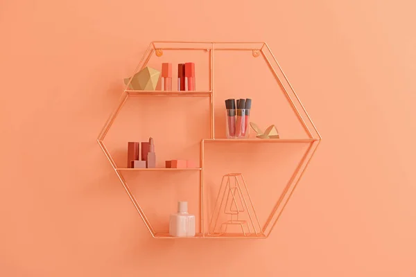 Rak bergaya dengan kosmetik makeup di dinding warna — Stok Foto