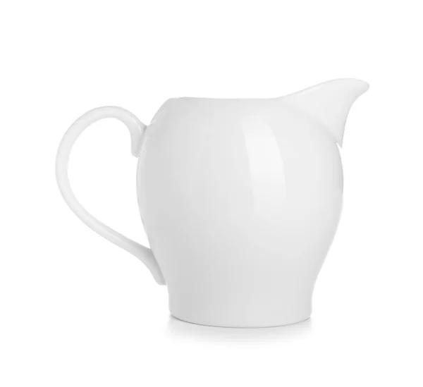 Керамический кувшин для молока на белом фоне — стоковое фото