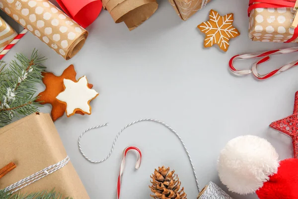 Komposition mit schönen Weihnachtsgeschenkboxen auf weißem Hintergrund — Stockfoto