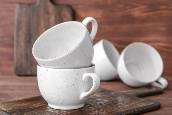 Tazas de cerámica sobre mesa de madera — Foto de Stock