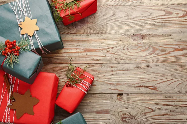 Schöne Weihnachtsgeschenkboxen auf hölzernem Hintergrund — Stockfoto