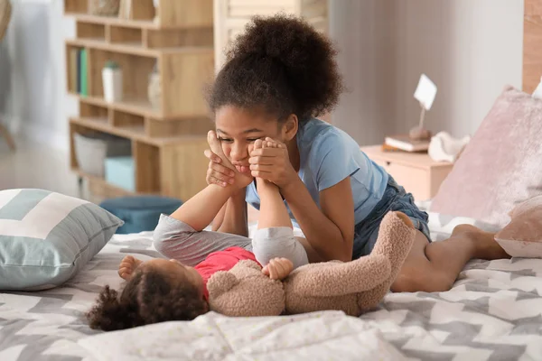 Little afro-amerikanska systrar spelar hemma — Stockfoto