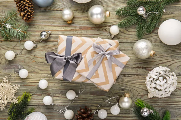 Hermosas cajas de regalo de Navidad y decoración sobre fondo de madera —  Fotos de Stock