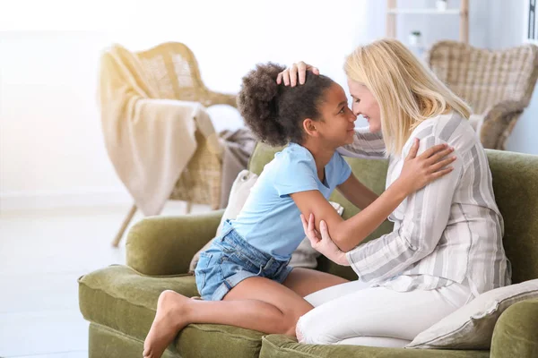 Lycklig kvinna med sin afro-amerikanska dotter hemma — Stockfoto