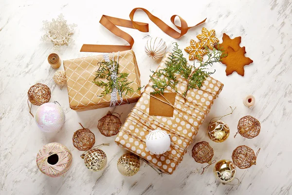 Belas caixas de presente de Natal e decoração no fundo branco — Fotografia de Stock