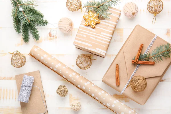 Прекрасні різдвяні подарункові коробки та декор на білому дерев'яному фоні — стокове фото