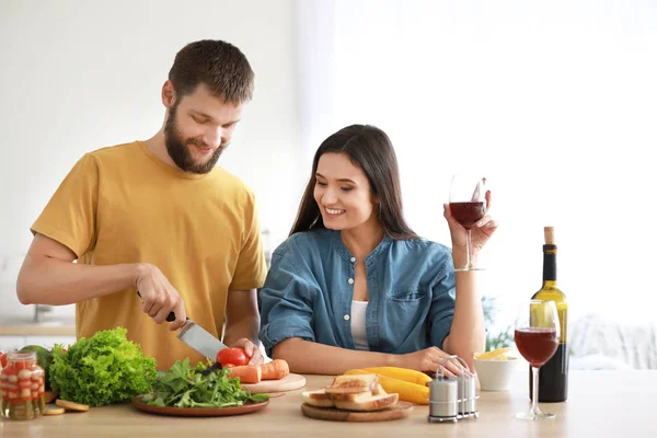 Jovem casal cozinhar juntos na cozinha — Fotografia de Stock