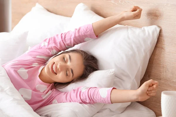 아름다운 여자가 침대에 누워 있는 아침 — 스톡 사진