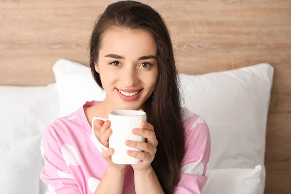 Rano z piękną, młodą kobietę, picia kawy w łóżku — Zdjęcie stockowe