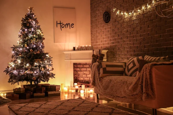 Belo interior do quarto decorado para o Natal — Fotografia de Stock