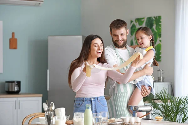 Mladá rodina, společné vaření v kuchyni — Stock fotografie