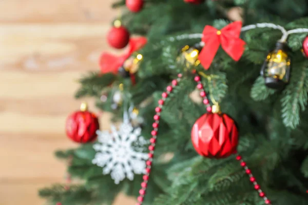 Árbol de Navidad bellamente decorado, vista borrosa —  Fotos de Stock