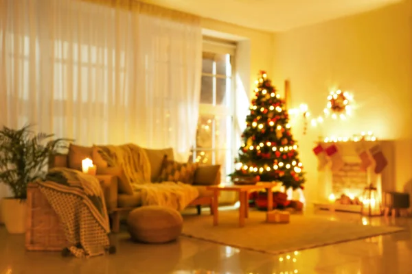 Hermoso interior de la habitación decorada para Navidad, vista borrosa — Foto de Stock