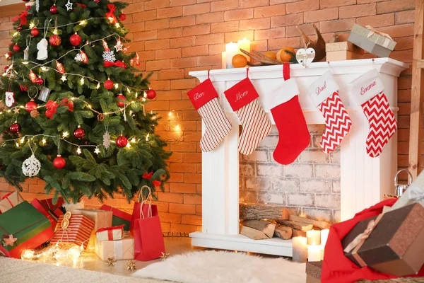 Belo interior do quarto decorado para o Natal — Fotografia de Stock