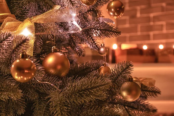 Árbol de Navidad bellamente decorado en la habitación, primer plano —  Fotos de Stock