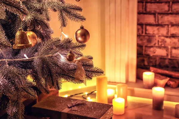 Prachtig ingerichte kerstboom in de kamer — Stockfoto