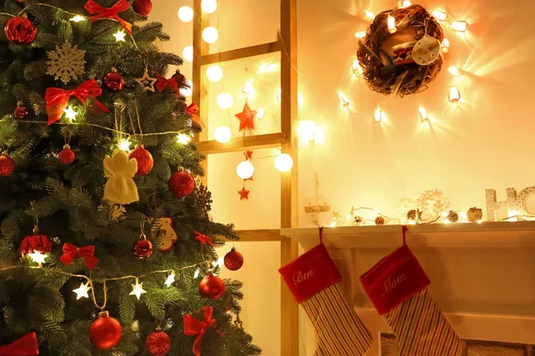 Schön geschmückter Weihnachtsbaum im Zimmer — Stockfoto