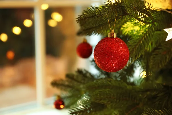 객실에서 아름답게 장식 된 크리스마스 트리 — 스톡 사진