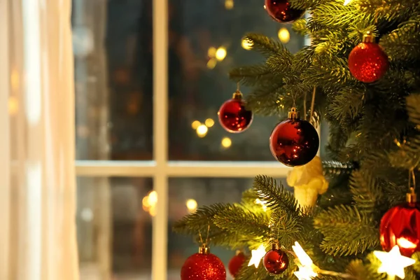 部屋で美しく装飾されたクリスマスツリー、クローズアップ — ストック写真