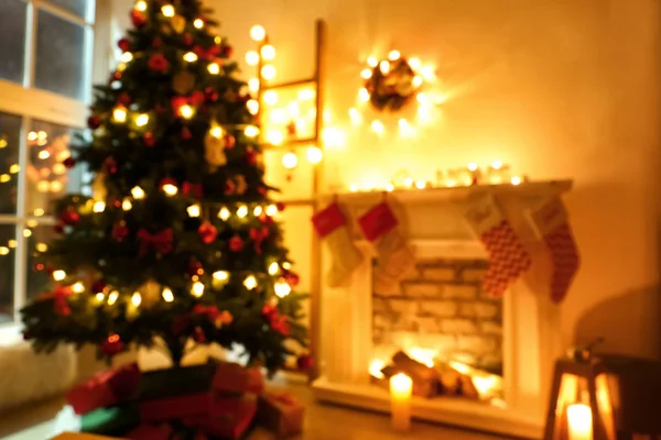 Piękne wnętrze pokoju urządzone na Boże Narodzenie, zamazany widok — Zdjęcie stockowe