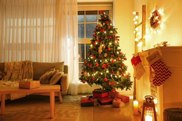Belo interior do quarto decorado para o Natal — Fotografia de Stock