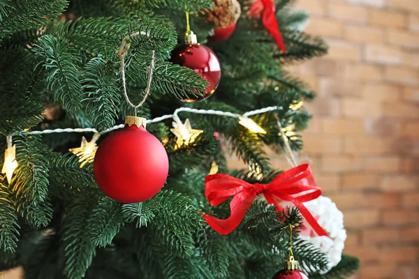 Güzel dekore edilmiş Noel ağacı, portre