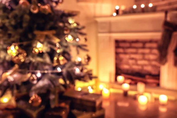 Árbol de Navidad bellamente decorado en la habitación, habitación borrosa —  Fotos de Stock