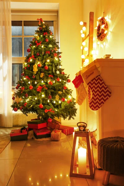 객실의 아름 다운 인테리어 크리스마스 장식 — 스톡 사진