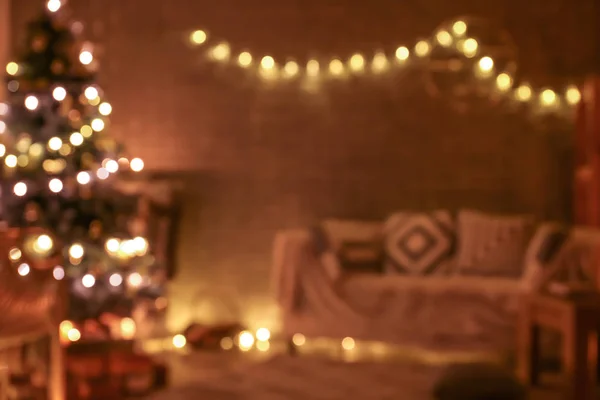 Mooi interieur van kamer ingericht voor Kerstmis, wazig uitzicht — Stockfoto