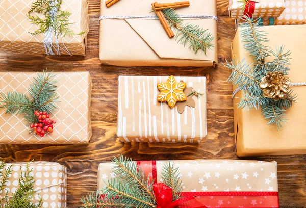 Прекрасні різдвяні подарункові коробки на дерев'яному фоні — стокове фото