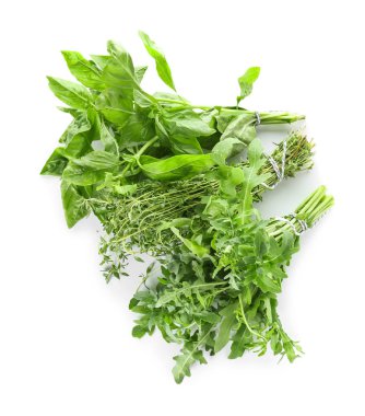 Beyaz arka plan üzerinde farklı taze otlar