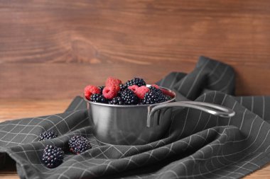 Masada lezzetli böğürtlen ve ahududu ile Pot