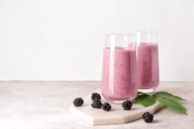 Masada lezzetli böğürtlen kokteyli ile Gözlük