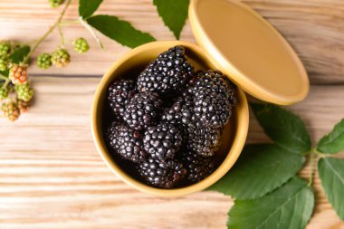 Ahşap masa üzerinde lezzetli böğürtlen ile Kavanoz