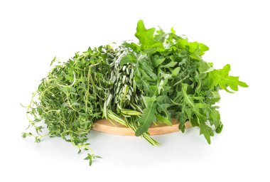 Beyaz arka plan üzerinde farklı taze otlar