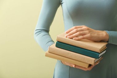 Renkli arka plan kitapları olan kadın, closeup