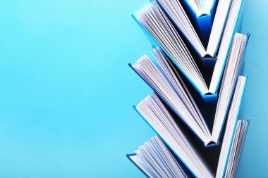 Renk arka plan üzerinde pek çok kitap