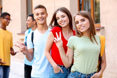Genç öğrencilerin dış mekandaki portresi