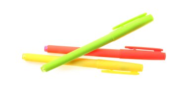 Beyaz arkaplanda kalem kümesi