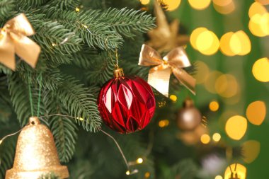 Defokus ışıkları karşı Güzel Noel ağacı, closeup