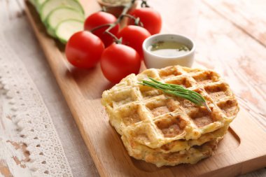 Ahşap tahta üzerinde sebze ile lezzetli kabak waffle